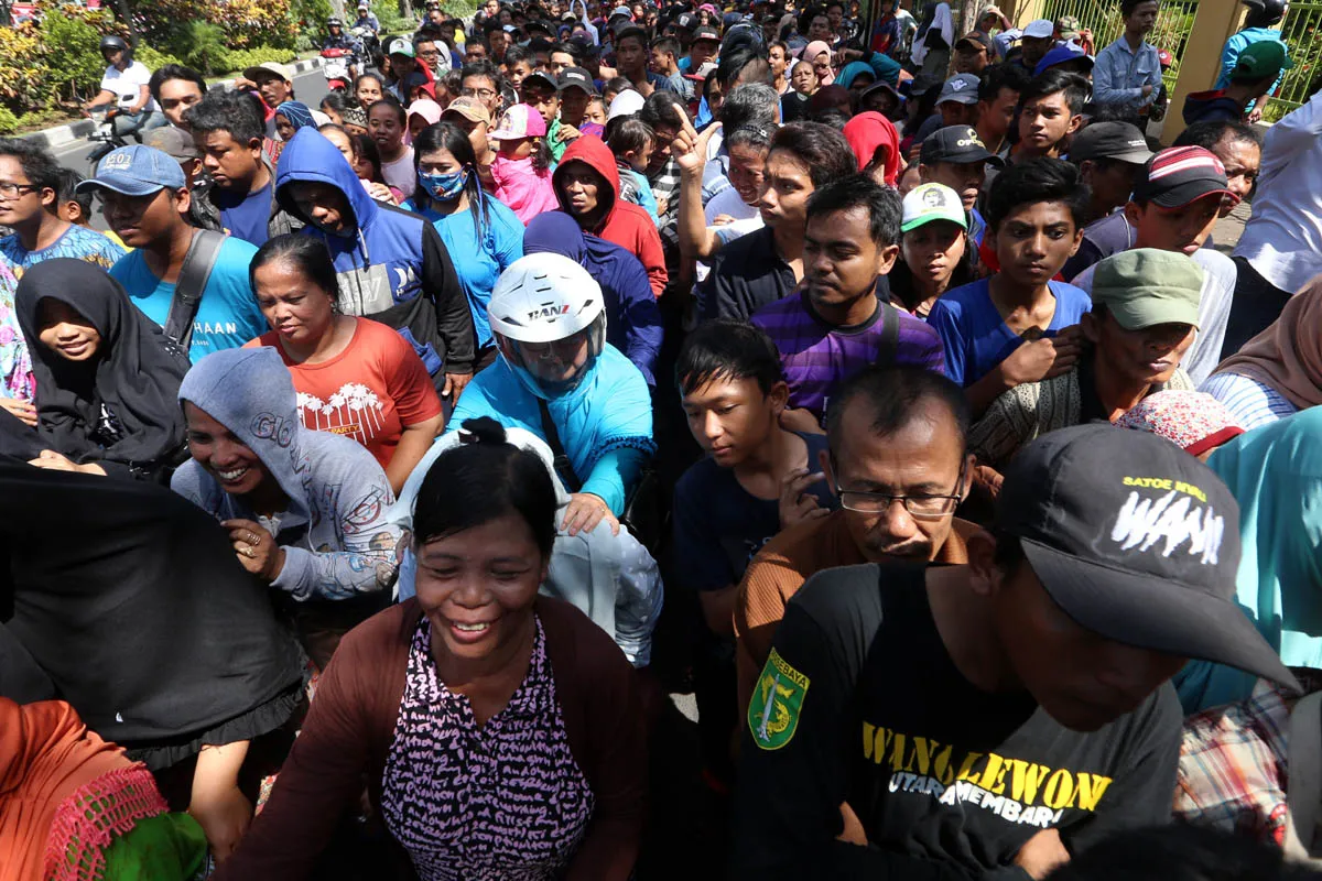 Ribuan Warga Pesta Daging di PN Surabaya