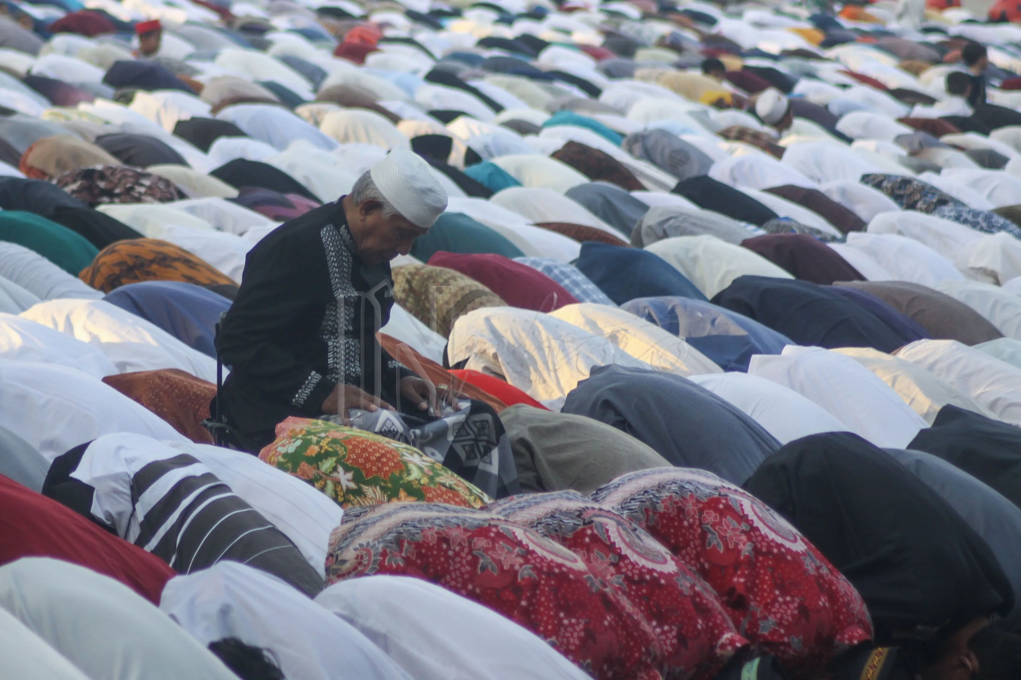 Suasana Shalat Idul Adha di Jalan Pahlawan Surabaya