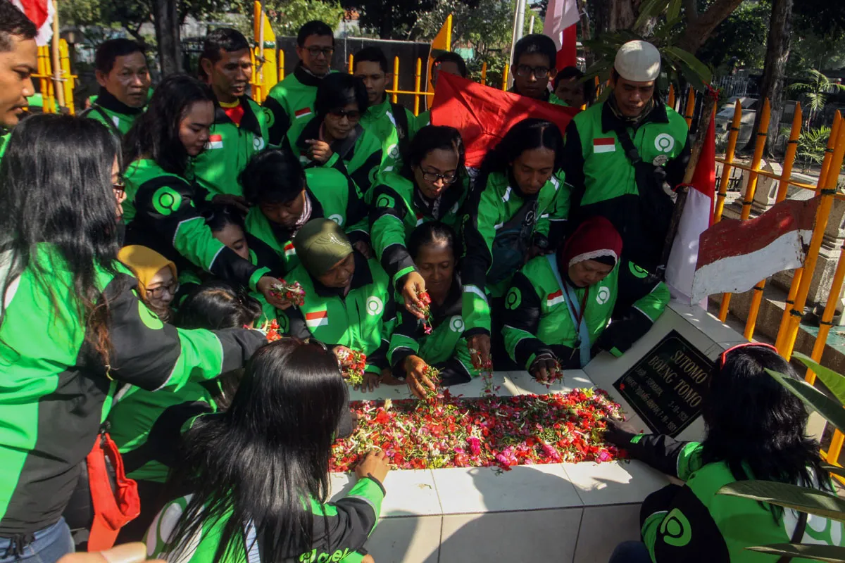 Kobarkan Semangat Kemerdekaan, Driver Gojek Ziarah Makan Bung Tomo 