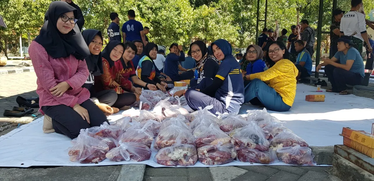Komandan STTAL Serahkan Hewan Kurban Pada Panitia Idul Adha 1440 H