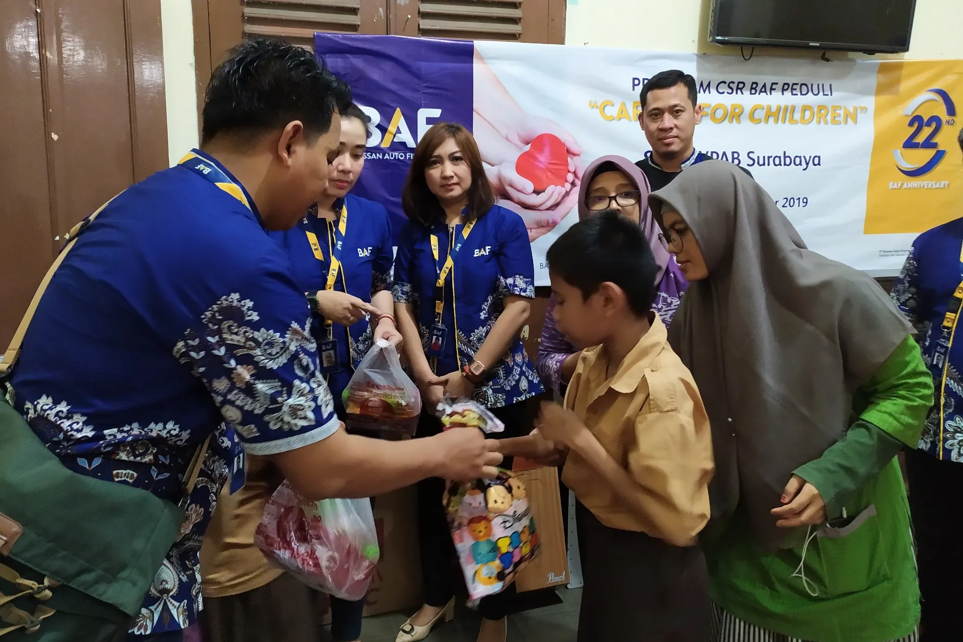 Peduli Pendidikan, Bantu SLB YPAB Surabaya
