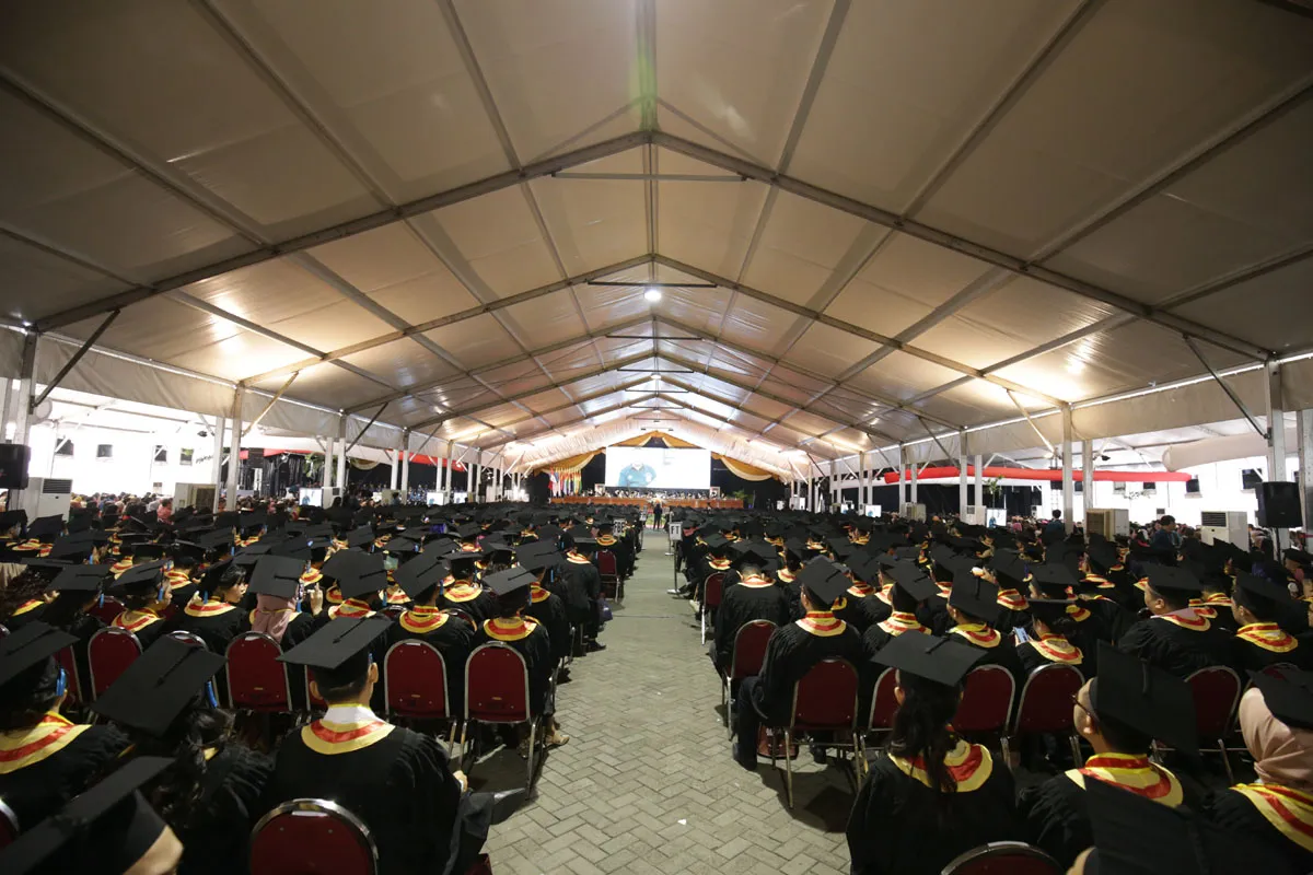 Ribuan Mahasiswa Ubaya Diwisuda