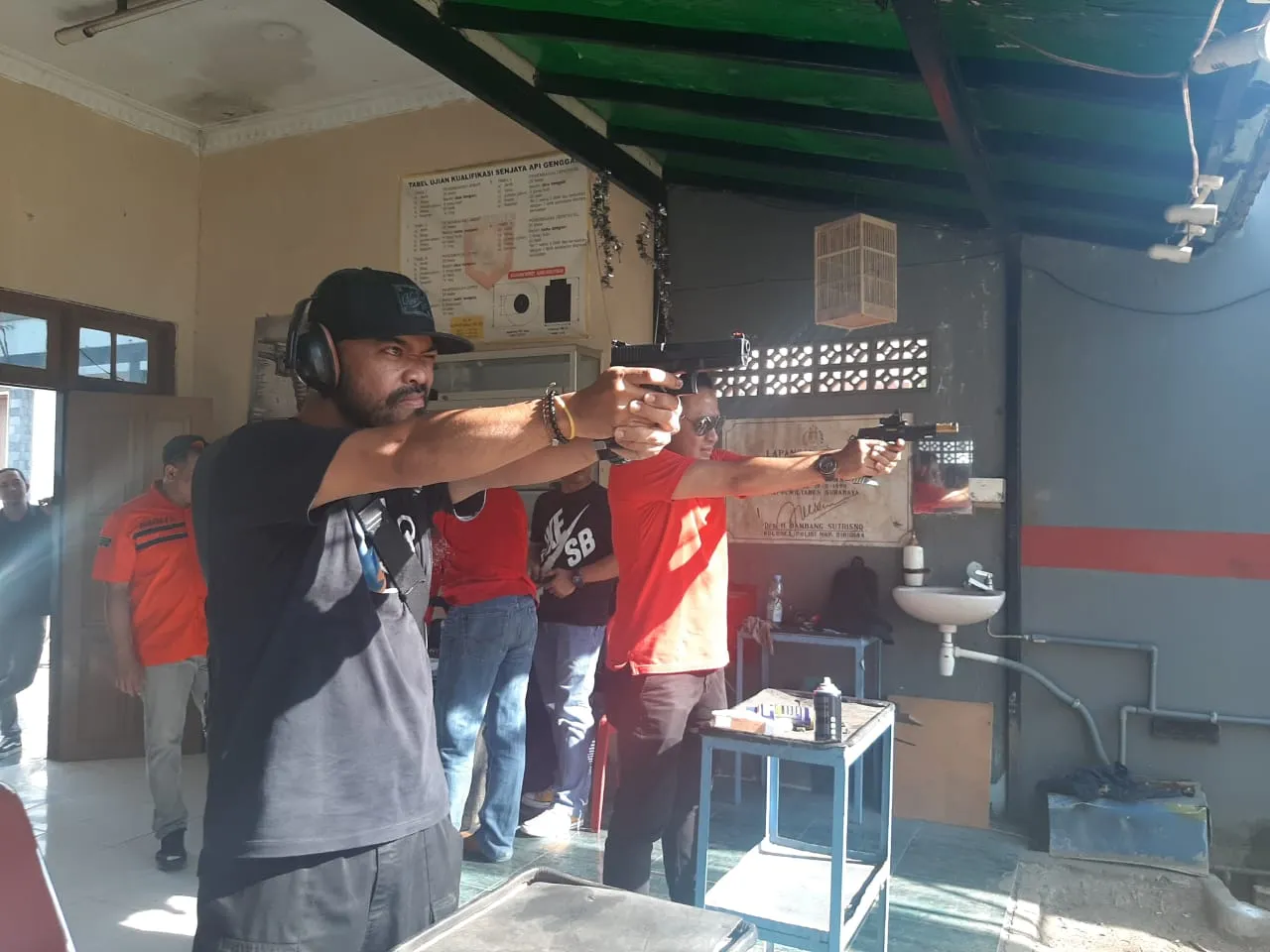 Artis Ibu Kota Latihan Menembak di Mapolrestabes Surabaya