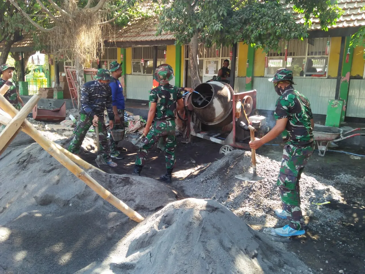 Anggota Koramil Balongbendo Bantu Pembangunan SDN Kupang