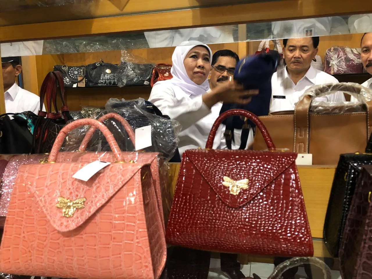 Gubernur Khofifah Siapkan Langkah Majukan Industri Tas Tanggulangin 