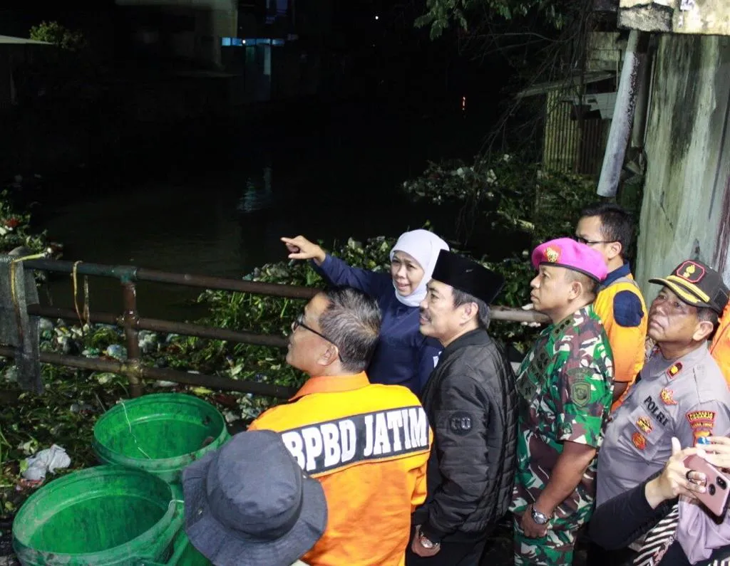 Tengah Malam Gubernur Khofifah Sidak Proses Normalisasi Kali Butung 