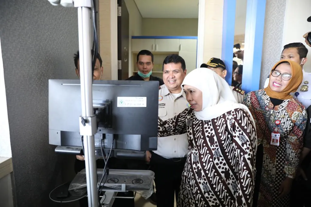 Cegah Virus Corona, Gubernur Khofifah Cek Body Thermal Scanner 