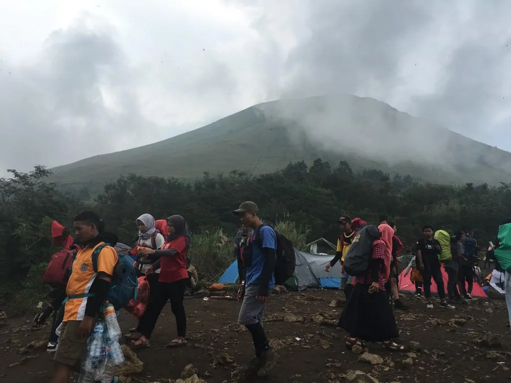 Melihat Keseruan Pendaki Gunung Penanggungan Saat Libur Imlek