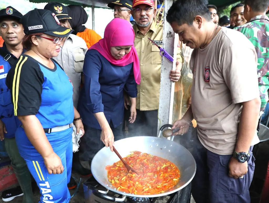 Gubernur Khofifah Tinjau Dapur Umum untuk Korban Banjir Bondowoso