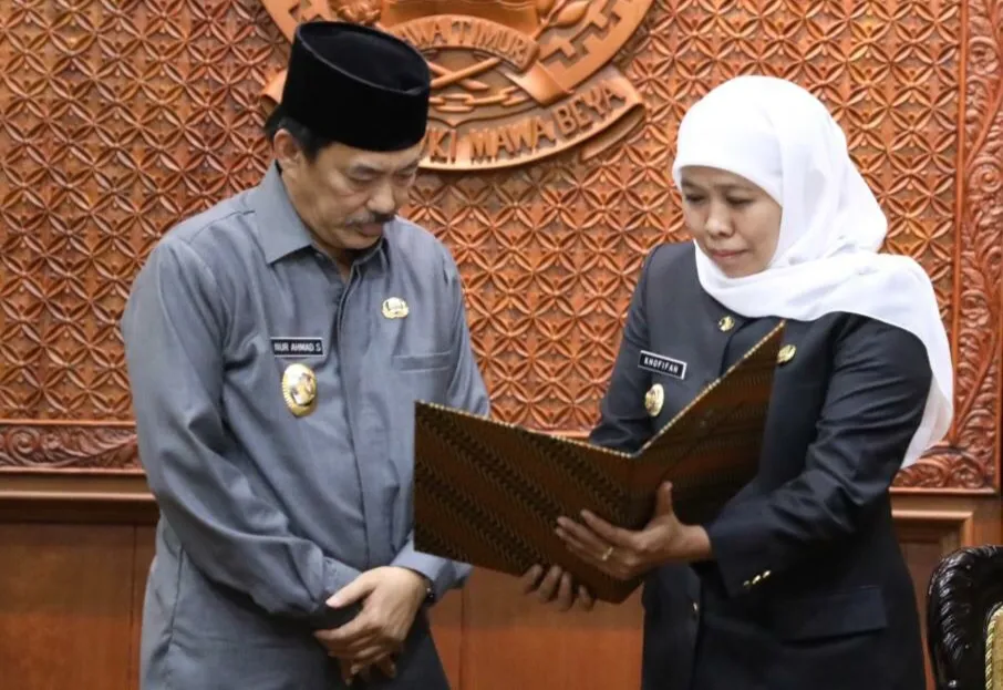 Gubernur Khofifah Serahkan Surat Perintah Tugas Plt. Bupati Sidoarjo