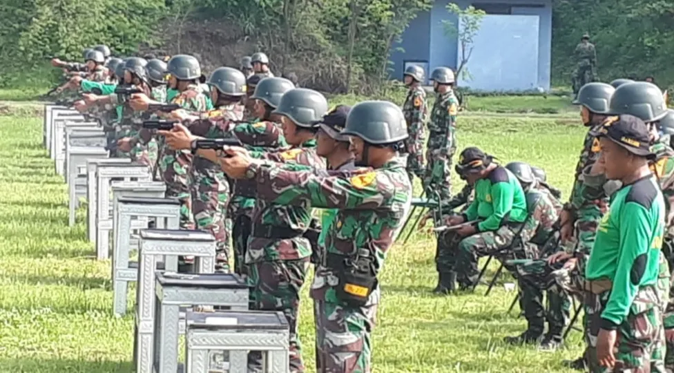 Taruna dan Taruni AAL Latihan Menembak Pistol