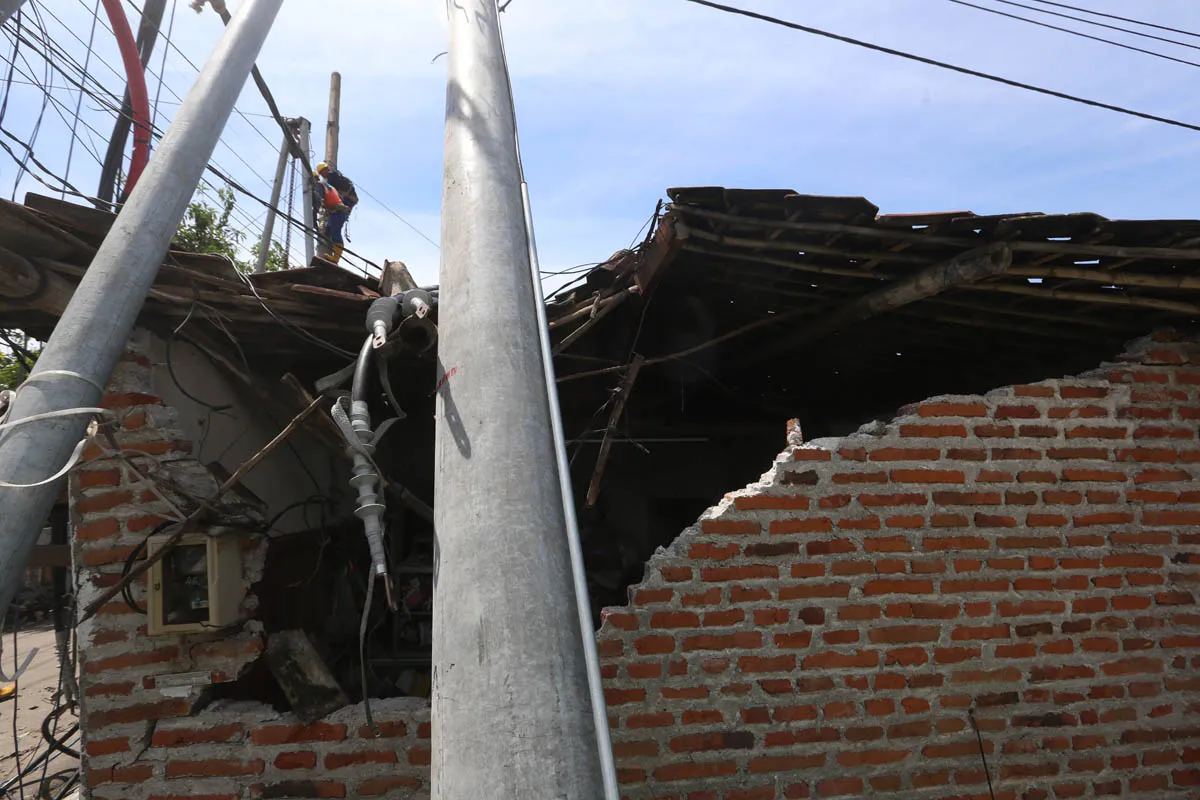 Angin Mengamuk, Puluhan Tiang Listik Ambruk