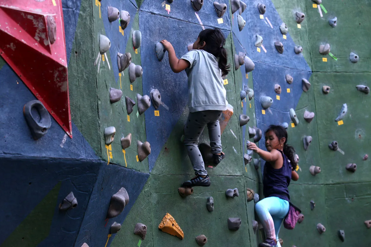 Aksi Spiderman Cilik Taklukkan Wall Clambing