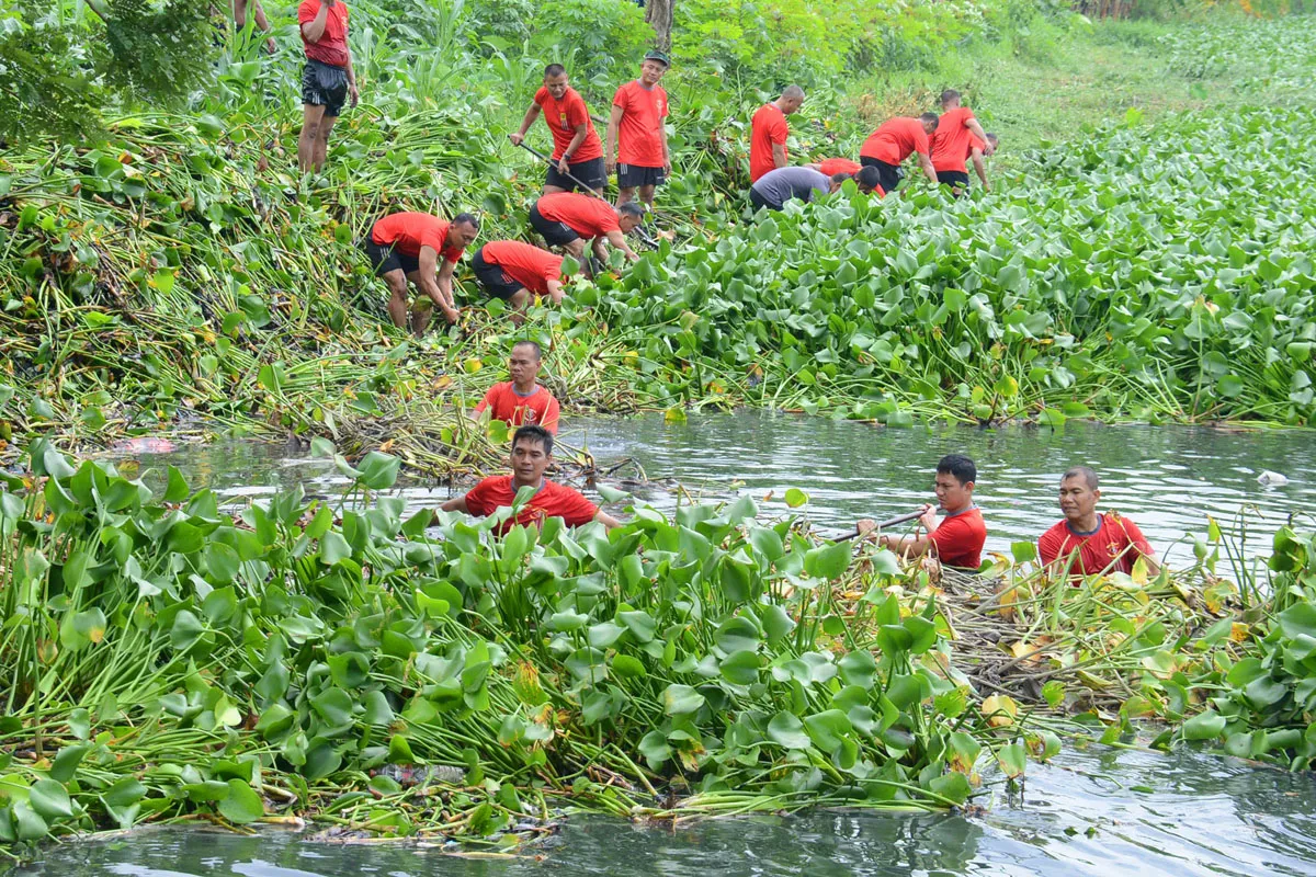 Cegah Banjir, Prajurit Marinir Normalisasi Saluran Air 