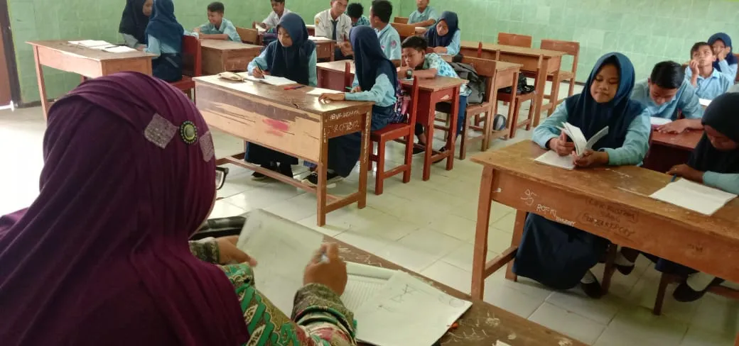 Perjuangan Guru Honorer di Sampang, Tempuh 36 KM Untuk Mengajar