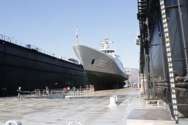 KRI Hasanuddin 366 Lakukan Perawatan Kapal