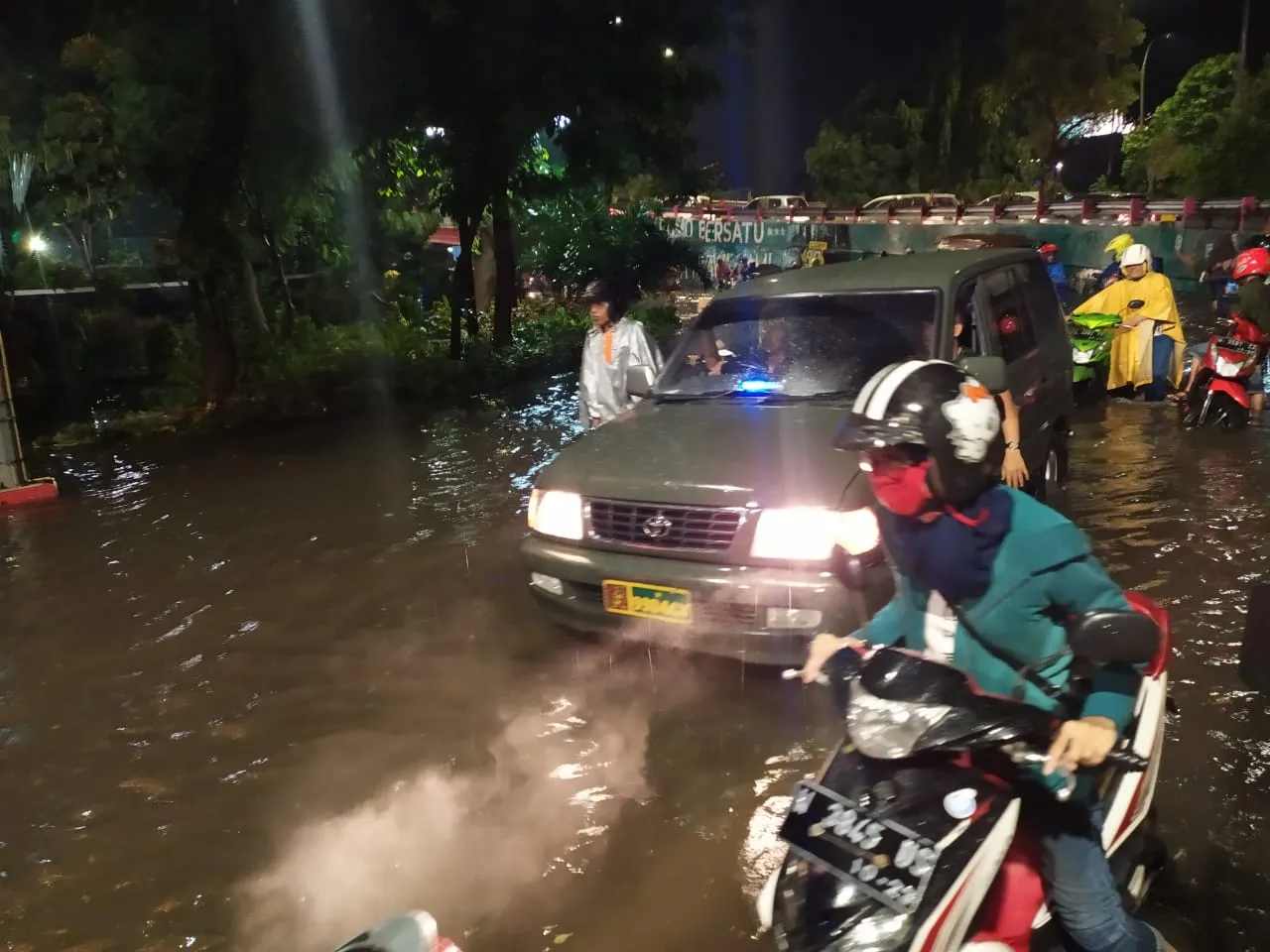 Diguyur Hujan, Sejumlah Ruas Jalan di Surabaya Banjir
