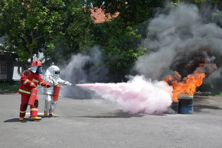 Denma Koarmada II Sigap Atasi Kebakaran