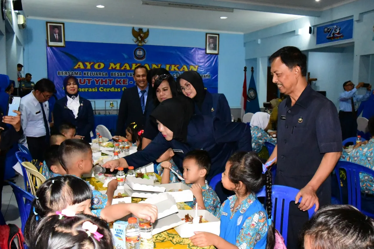 HUT ke-73 YHT, Ribuan Siswa, Guru dan Karyawan YHT  Makan Ikan Bersama