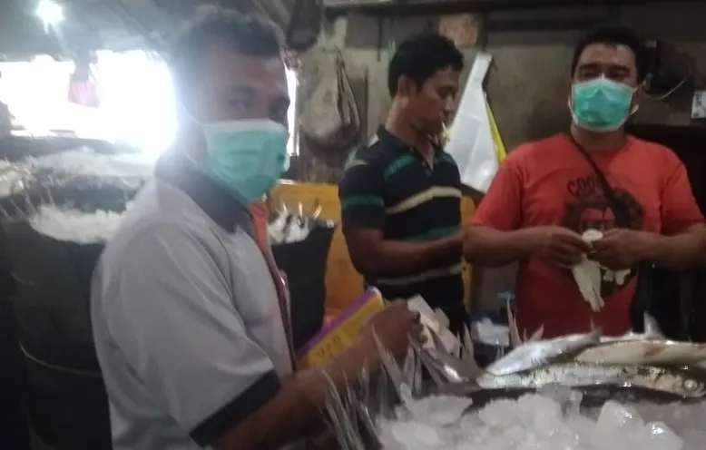Pencegahan Virus Corona, PD Pasar Surya Bagikan Masker dan Kaos Tangan