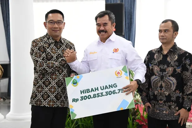  Kang Emil Serahkan Bantuan Hibah Kepemudaan dan Olahraga