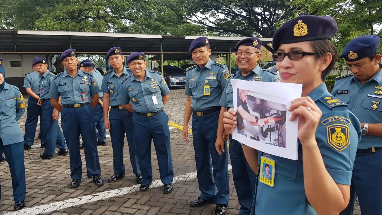 Penerapan English Day Untuk Civitas Akademika STTAL Surabaya