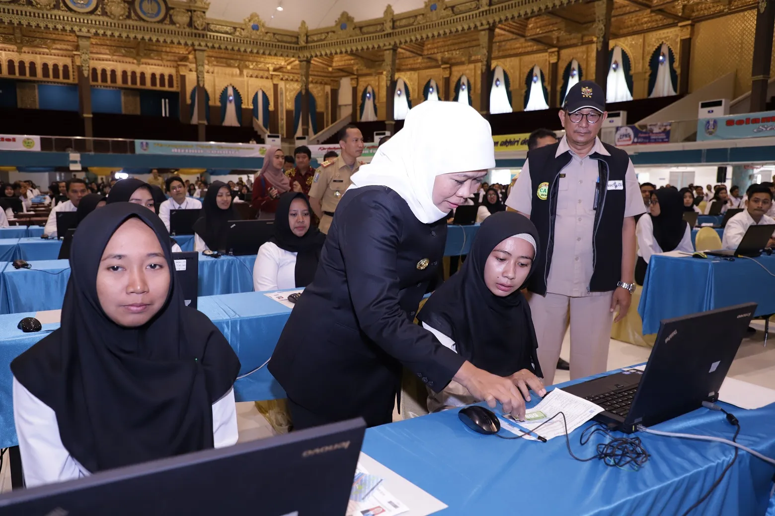Gubernur Khofifah Tinjau Tes CPNS, Beri Motivasi 54.600 Peserta