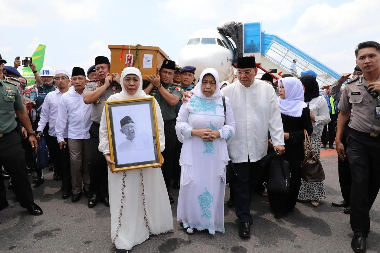 Jenazah Gus Sholah Tiba di Bandara Juanda