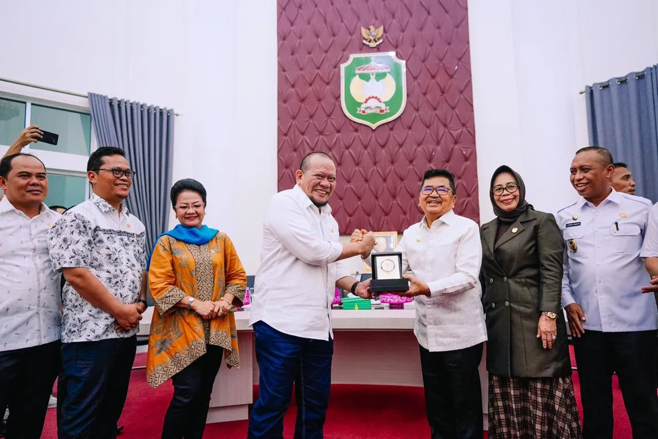 Kunker ke Palopo, Ketua DPD RI Disambut Upacara Adat Kedatuan