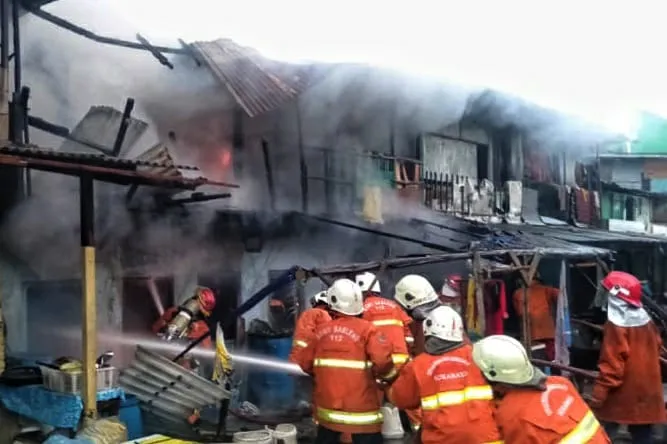 Sijago Merah Habiskan Tiga Rumah Petak di Surabaya