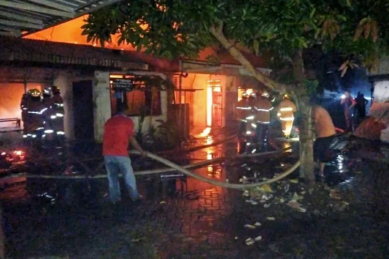 Kebakaran Habiskan Tiga Rumah di Surabaya