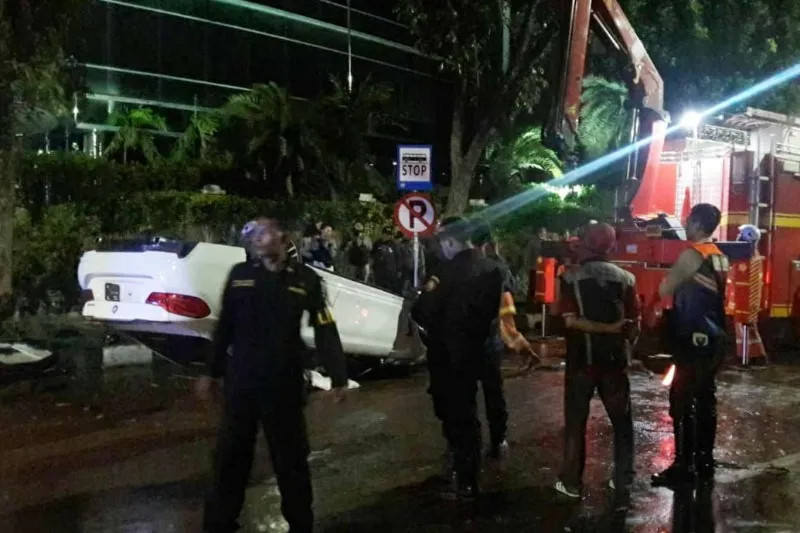 Mobil BMW Terbalik di Raya Merr Surabaya