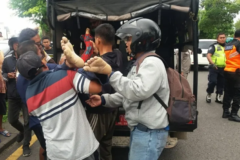 Hindari Kucing Menyebrang Seorang Pengendara Motor Tewas Ditempat