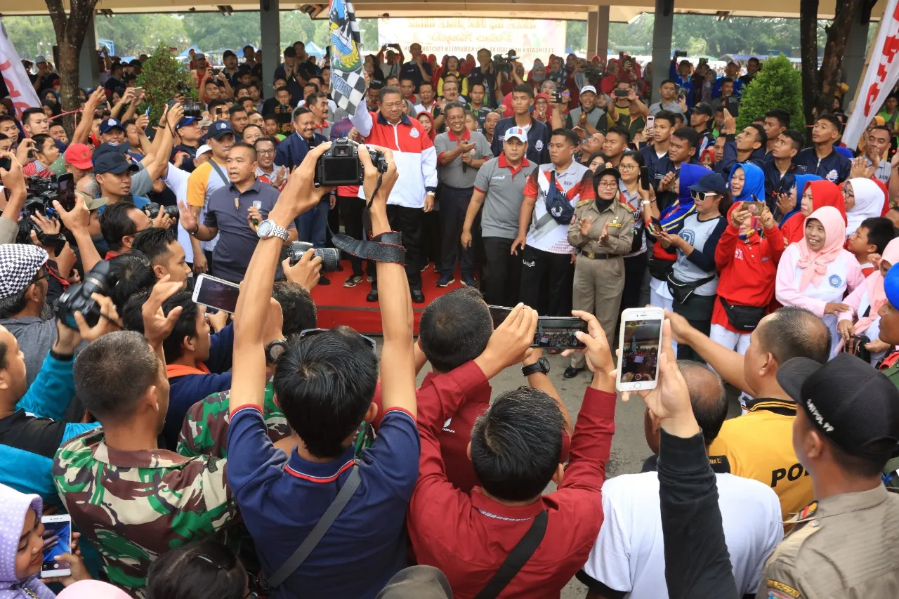 Presiden RI ke-6 SBY Lepas Peserta Jalan Sehat di Alun-alun Kota Pacitan