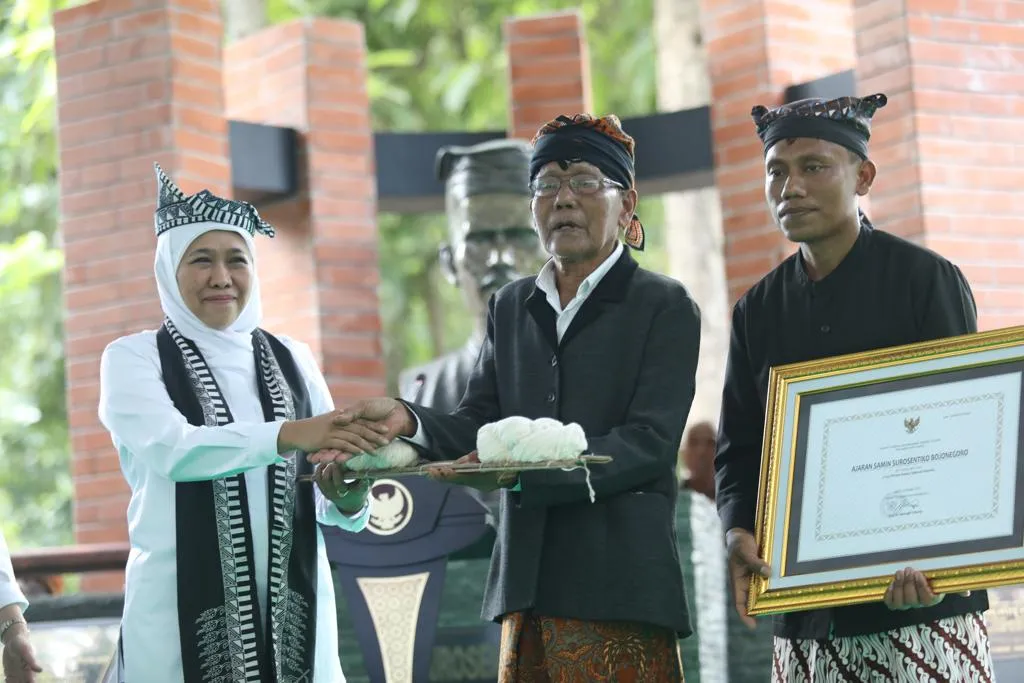 Gubernur Khofifah Jadi Warga Kehormatan Sedulur Sikep Samin Bojonegoro