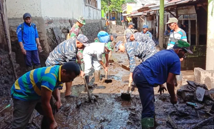 Prajurit Lanal Banyuwangi Diturunkan, Bantu Korban Banjir Bandang
