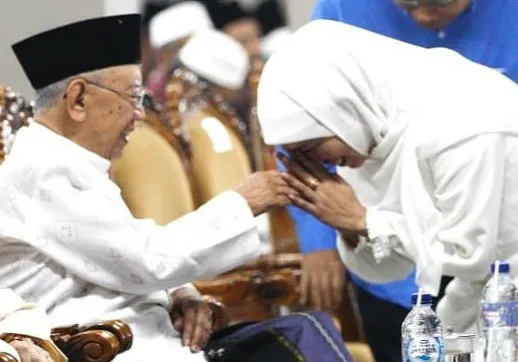 Gubernur Khofifah Hadiri Pemakaman Jenazah KH Solahuddin Wahid di Jombang