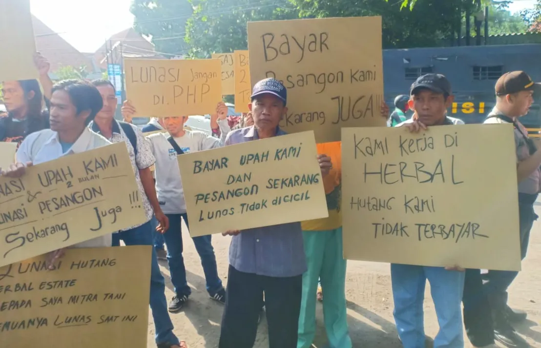 Belasan Buruh Demo Rumah Bos Perusahaan, Tuntut Pembayaran Upah 