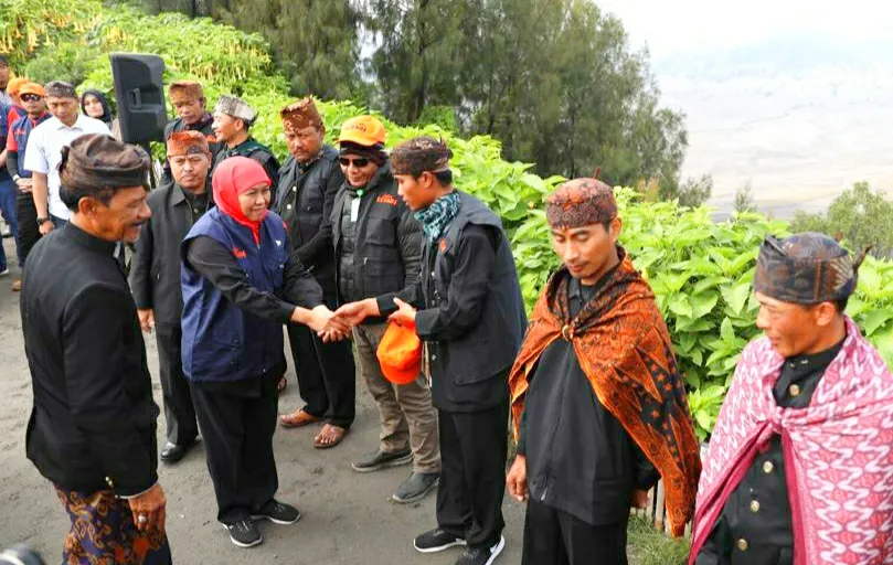 Peringati 'Wulan Kapitu' Gubernur Beri Bantuan Warga Tengger Bromo