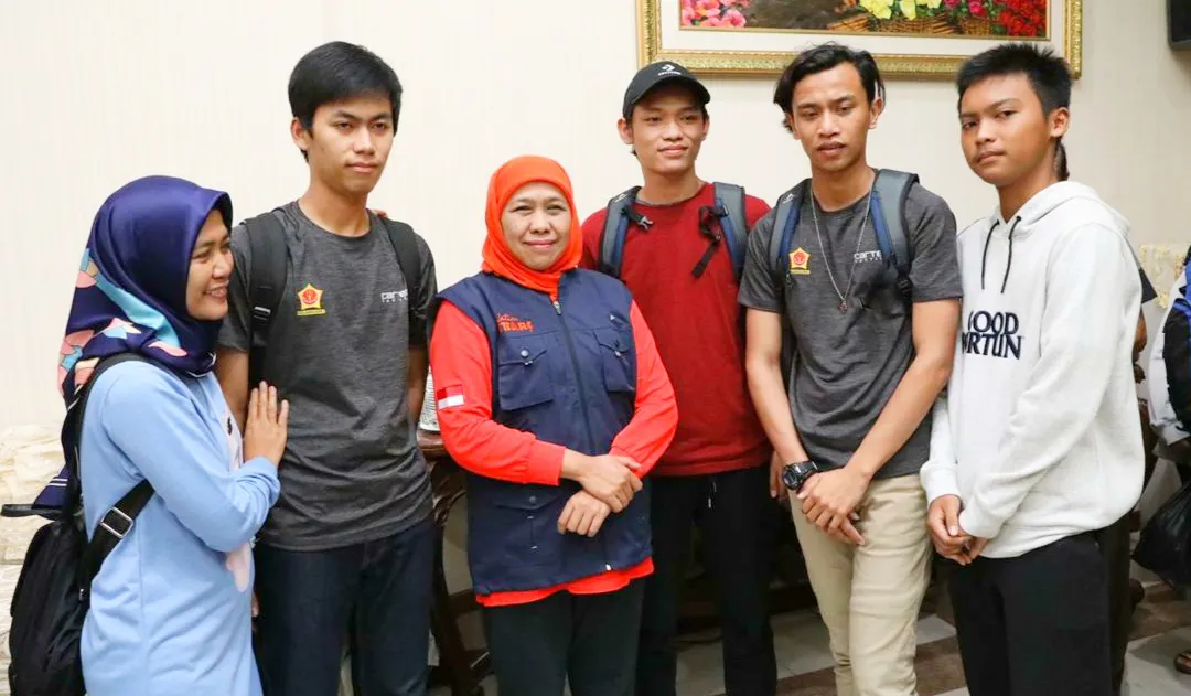 Gubernur Khofifah Sambut  Kedatangan 60 Mahasiswa Jatim dari Natuna