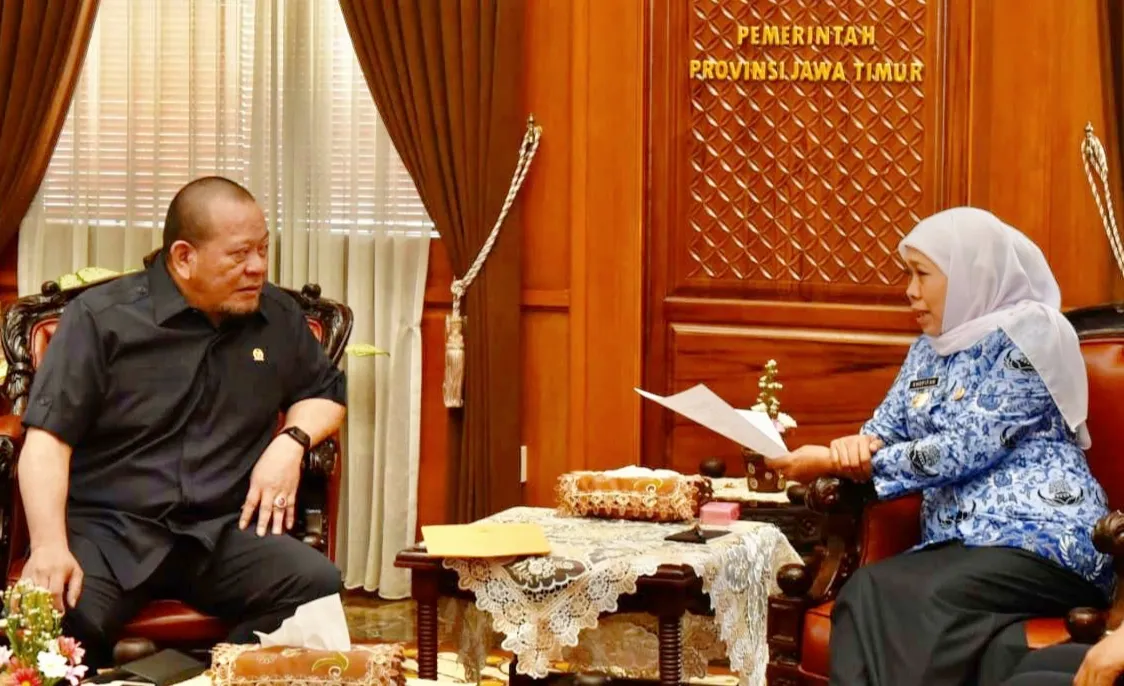 Gubernur Khofifah Serahkan Buku Perpres 80/2019 Kepada Ketua DPD RI
