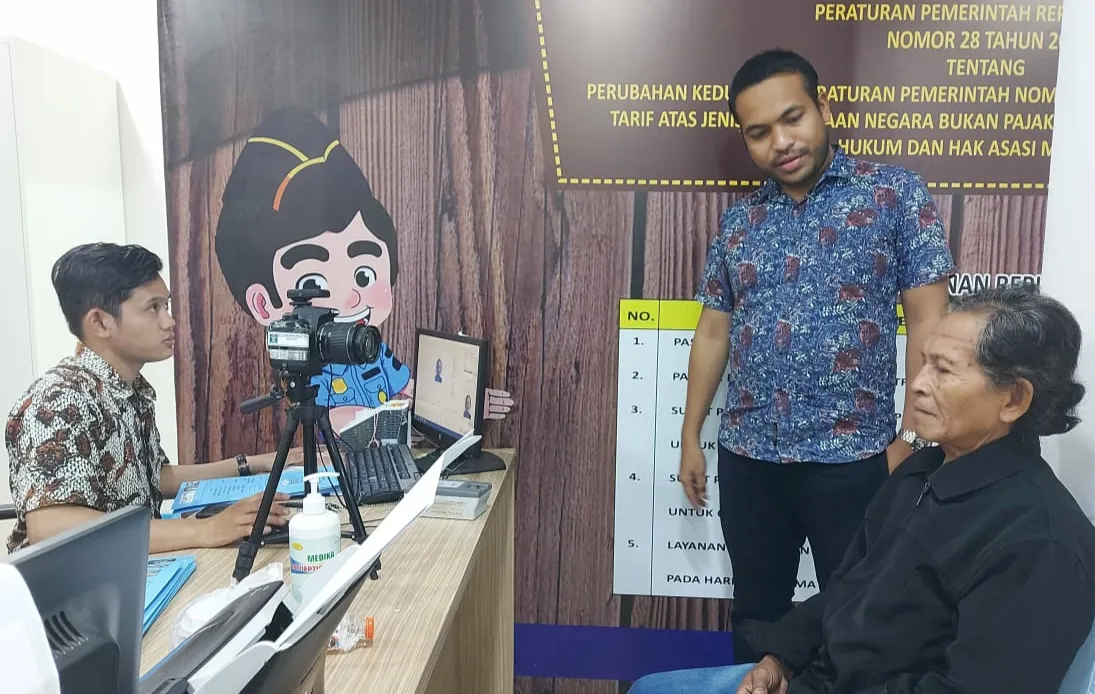 ULP Pasar Atom Mall Tuntaskan Paspor Jamaah Haji Asal Lamongan 