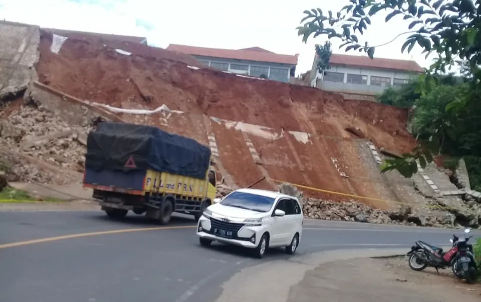 Tembok Penahan Tebing Roboh, Pasca Gempa di Garut