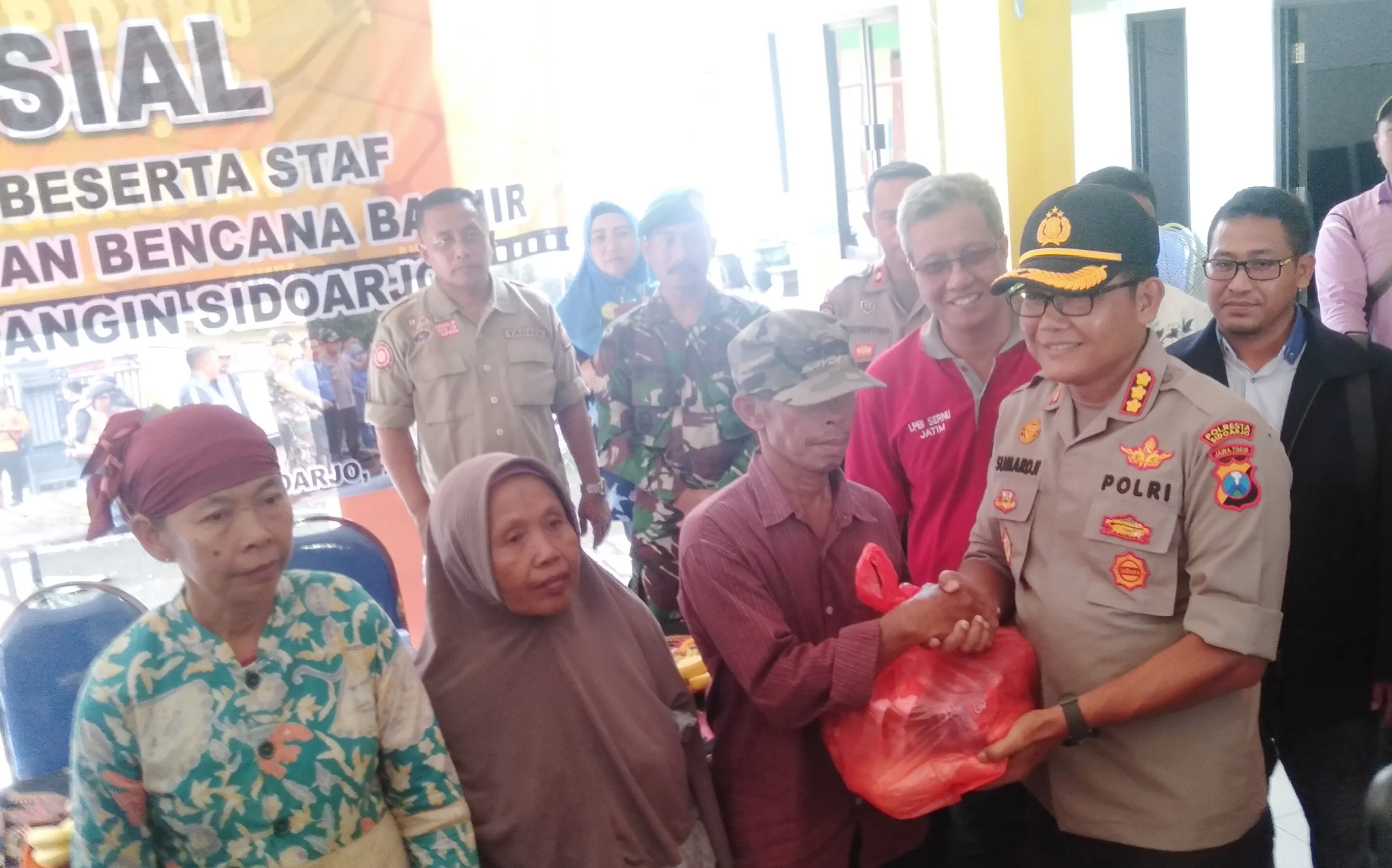 Polresta dan PT Siantar Top Beri Bantuan Korban Banjir di Sidoarjo