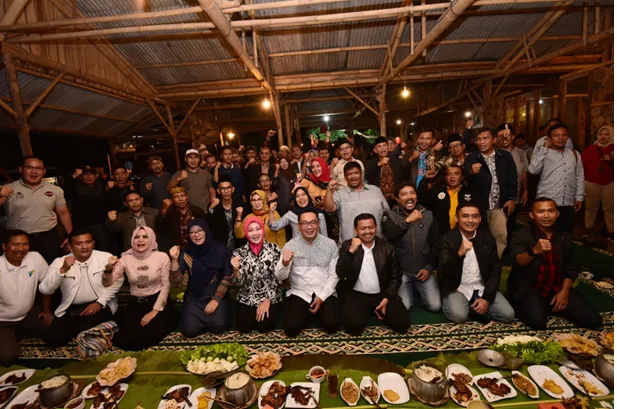 Sambil 'Ngaliwet' Kang Emil Tampung Aspirasi Warga Sumedang