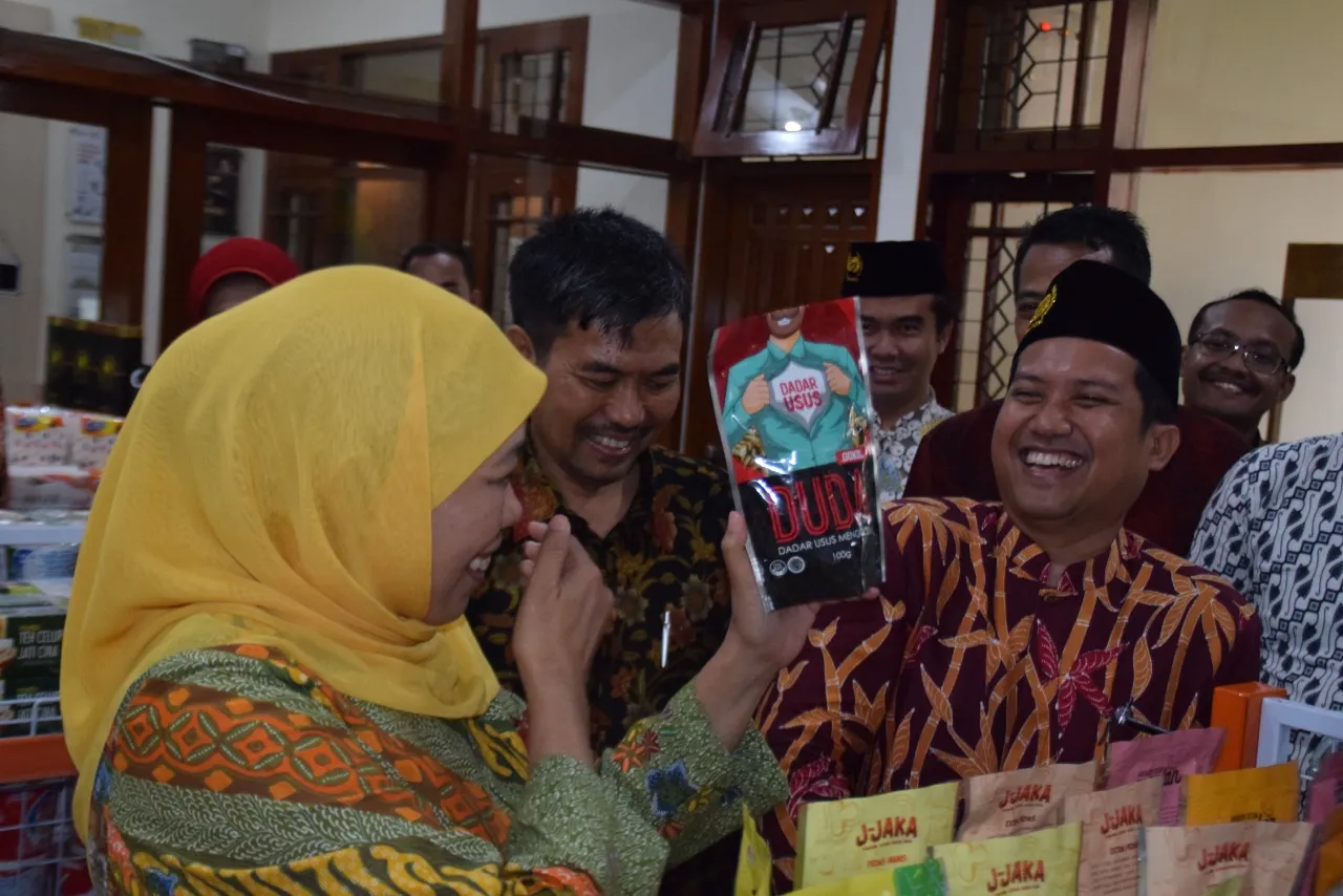 Gubernur Khofifah Kesemsem Produk Pesantren