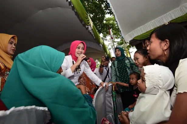 Atalia Serahkan Bantuan Dana Pendampingan Gizi ke Puskesmas Babadan