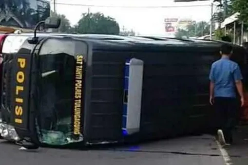 Angkut 10 Tahanan, Mobil Polres Tulungagung Terguling 