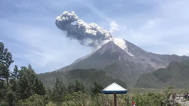 Gunung Merapi Kembali Erupsi, Abu Meloncat 6.000 Meter
