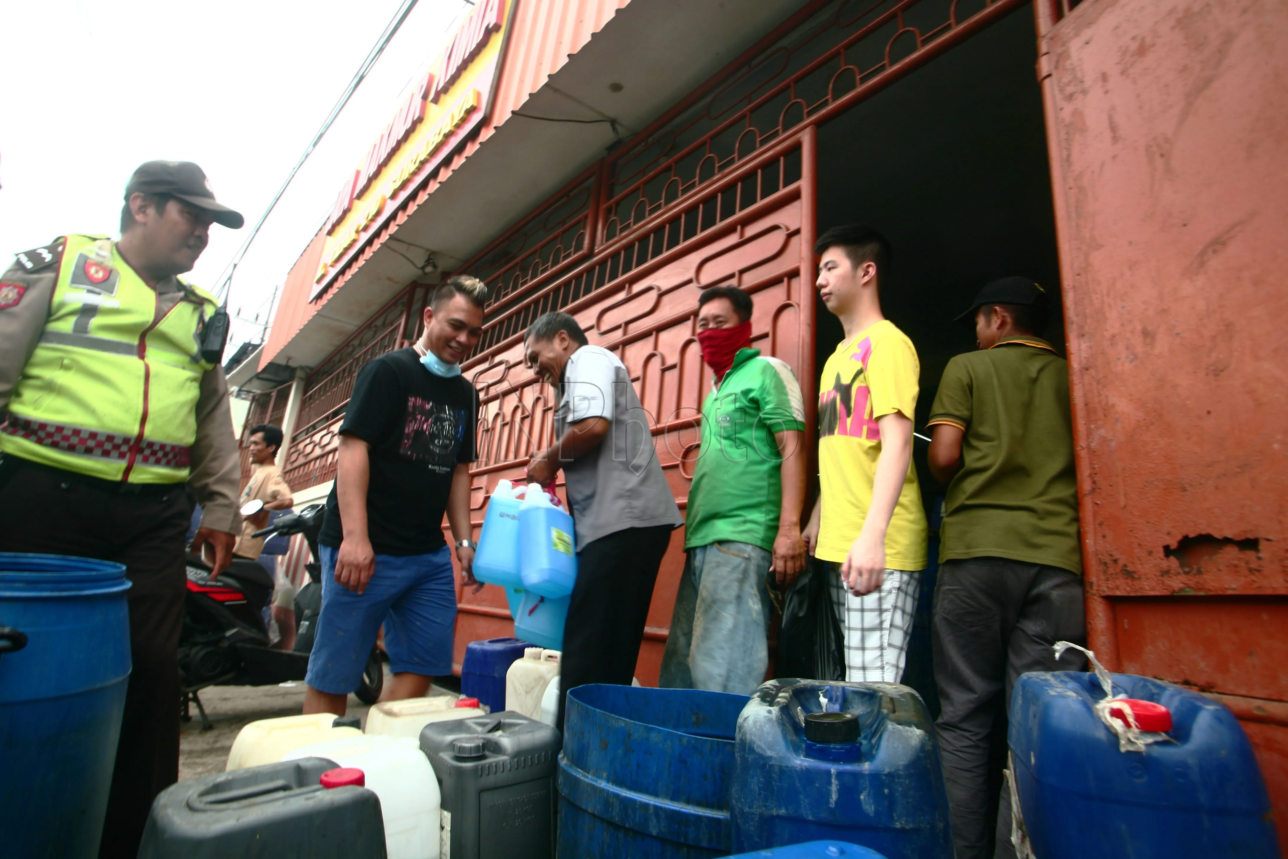 Warga Berburu Zat Kimia Bahan Baku Hand Sanitizer